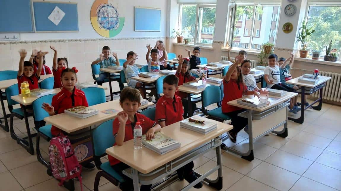 2025-26 Eğitim Öğretim Yılı Birinci Sınıf ve Ana Sınıfı Öğrencilerimizin Sınıflarında, Uyum Eğitimine Başladı. Öğrenci, öğretmen ve velilerimize hayırlı olsun.
